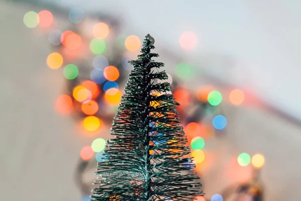 Albero Natale Artificiale Uno Sfondo Bokeh Sfocato Ghirlande — Foto Stock