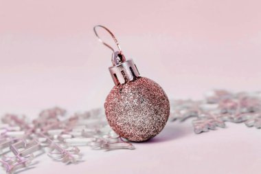 Noel süsleri, Noel baloları ve parlak kar taneleri. Yeni Yıl