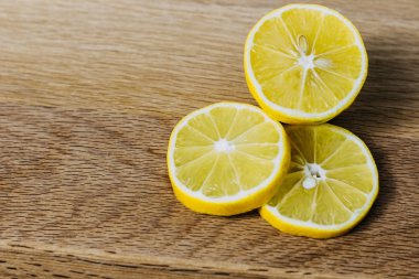 limon düzgünce doğranır ve ahşap bir arka planda yatar. Metin için boşluk