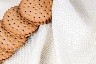 Tahta üzerinde delikleri olan çıtır çikolatalı tarçın. Doldurulmuş yuvarlak bisküviler. Metin için boşluk