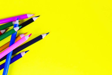 sarı arkaplanda renk kalemleri, tasarımcılar için arkaplan, metin için alan