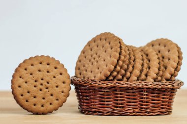 Tahtadaki sepette delikleri olan çıtır çikolatalı kurabiyeler.