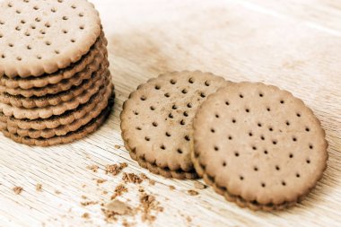 Tahta üzerinde delikleri olan çıtır çikolatalı kurabiye. Dolu Yuvarlak Kurabiyeler