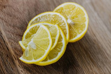 limon düzgünce doğranır ve ahşap bir arka planda yatar. Metin için boşluk