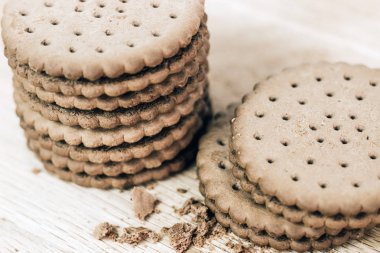 Tahta üzerinde delikleri olan çıtır çikolatalı kurabiye. Dolu Yuvarlak Kurabiyeler