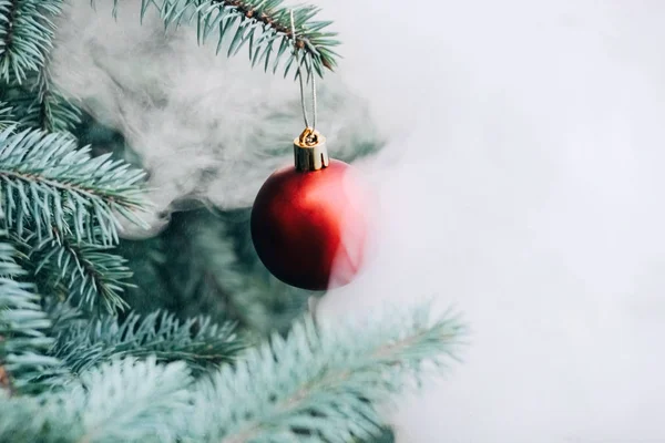 가지에 크리스마스 장난감 성냥개비 공으로 장식된 크리스마스 — 스톡 사진