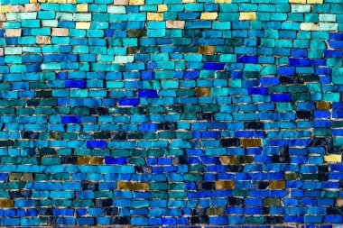 Çok renkli taşların dokusu. Duvardaki eski mozaiğin arka planı.