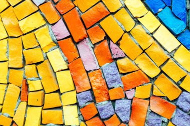 Çok renkli taşların dokusu. Duvardaki eski mozaiğin arka planı.