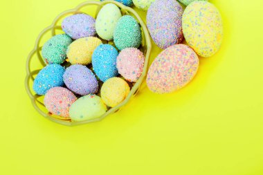 Sepette çok renkli Paskalya yumurtaları. Bahar dekoru.
