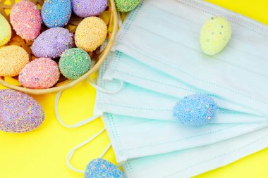 Tıbbi koruyucu maskeli çok renkli paskalya yumurtaları..