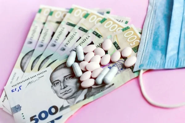 Haplar, Ukrayna parası ve koruyucu bir tıbbi giysi. Sağlık kavramı.
