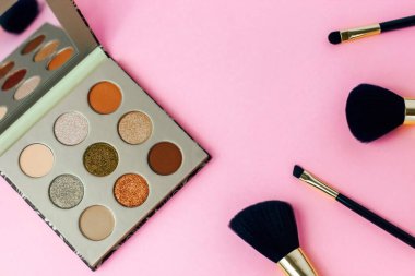 Pembe arka planda fırçalı çok renkli pastel kahverengi göz farı..