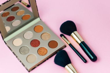 Pembe arka planda fırçalı çok renkli pastel kahverengi göz farı..