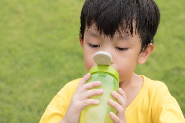 Parkta onun şişe içme suyu çocuktur.