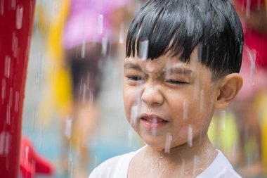 Su parkında oynayan çocuk. Çocuk iyi eğlenceler su parkı.