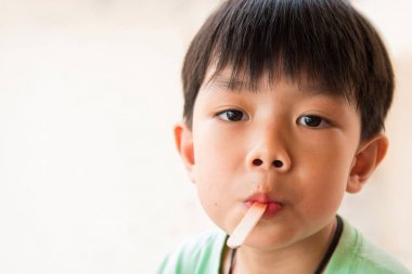 çocuk ne zaman memnun en sevdiğiniz dondurma yemek