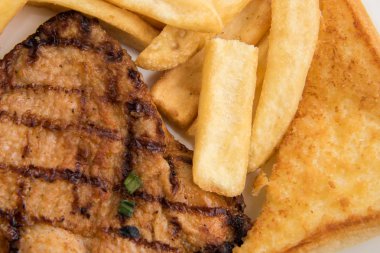 baharatlı tavuk biftek, patates kızartması ve öğle yemeği için tost