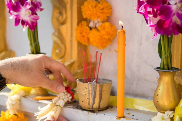 Λουλούδι, θυμίαμα, κερί για νεκρό άνδρα στην κουλτούρα του βουδισμού — Φωτογραφία Αρχείου