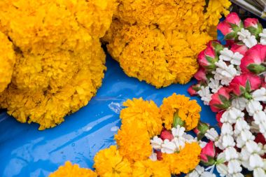 Kutsal gün ibadet için Budist'ın çiçek