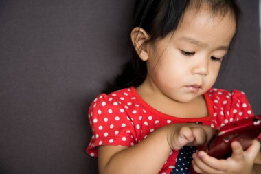 Kız oyun cep telefonu ciddi duygu ile