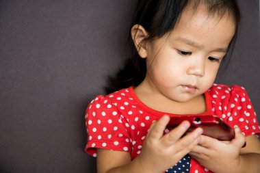 Kız oyun cep telefonu ciddi duygu ile