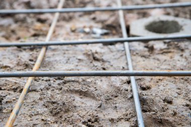 çelik yapı ile yere deliğe hissesini