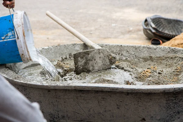 Arbete är att blanda cemen, vatten, sand tillsammans för konstruktion sit — Stockfoto