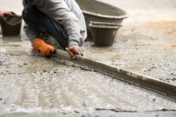 Pracy, tynkowanie cementu z kielnią dla budowania nowej podłogi do reno — Zdjęcie stockowe