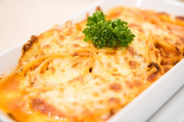 Masada beyaz kase pişmiş spagetti peyniri