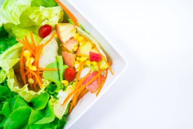 Beyaz arka plan üzerinde beyaz bir kase sebze tazelik üstten görünüm hazır yemek 's Kahvaltı, Öğle Yemeği, akşam yemeği için.