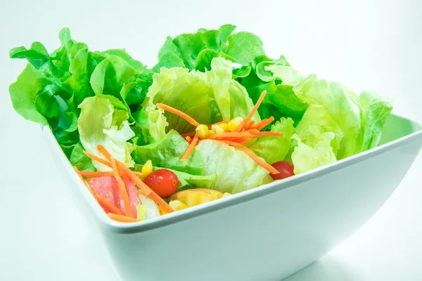 Beyaz arka plan üzerinde beyaz bir kase sebze tazelik üstten görünüm hazır yemek 's Kahvaltı, Öğle Yemeği, akşam yemeği için. — Stok fotoğraf