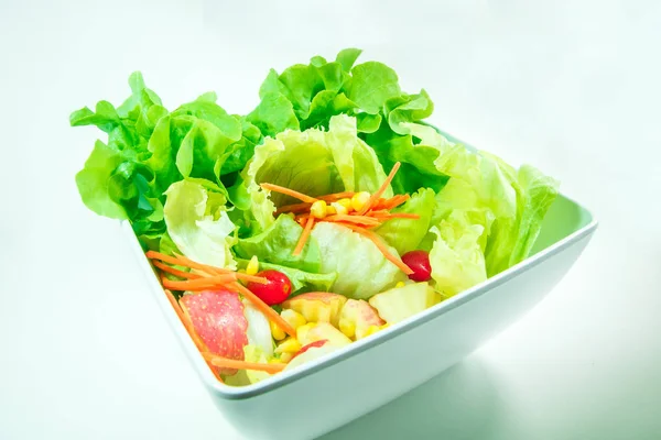 Ovanifrån av friskhet grönsaker i en vit skål på vita bakgr — Stockfoto