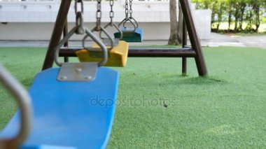 Değişim yavaş yavaş parkta sallanan.