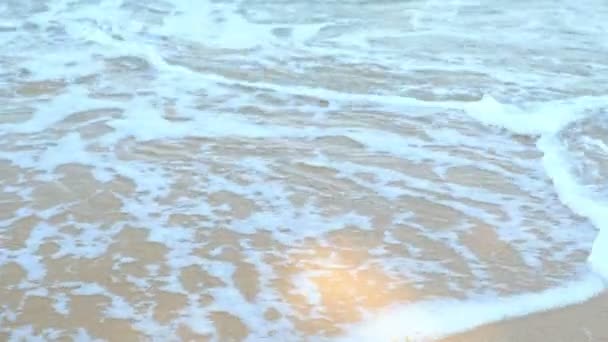在炎热的夏日 去海边看海浪 玩沙子 — 图库视频影像