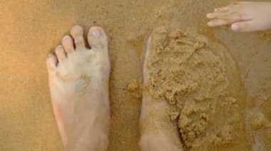 Bir oğlan bir başlangıç bir kum alıyor.