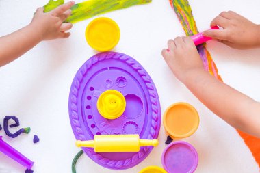 Çocukların hayal gücü ile çeşitli şekilleri güzel renkli kil hamur kalıplama