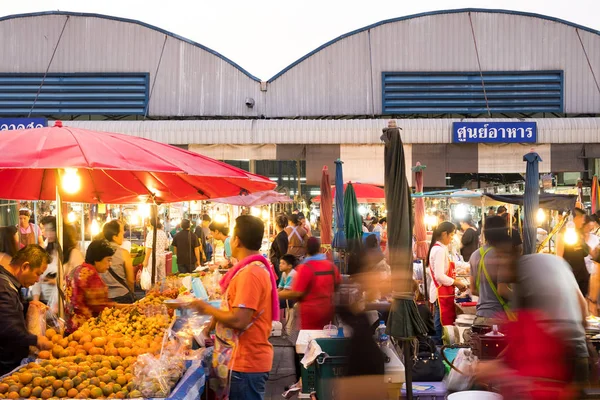 PATHUM THANI / Tailandia - Mar 22, 2018: Muchas personas están de compras f —  Fotos de Stock