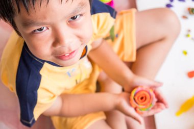 Bir çocuk için çeşitli şekilleri güzel renkli kil hamur kalıplama 