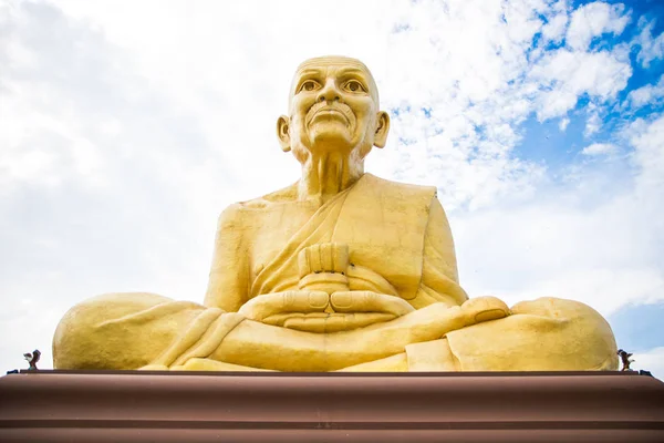 Ayutthaya / Thailand - 12 okt 2017: gouden Boeddhabeeld met clo — Stockfoto