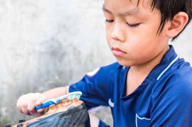 Bir çocuk onun stud maçtan sonra temizliyor. O bu kendi sorumluluğu olduğunu anlamak.