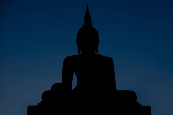 Statua della silhouette buddha nel tempo del crepuscolo, rispetto del buddh — Foto Stock