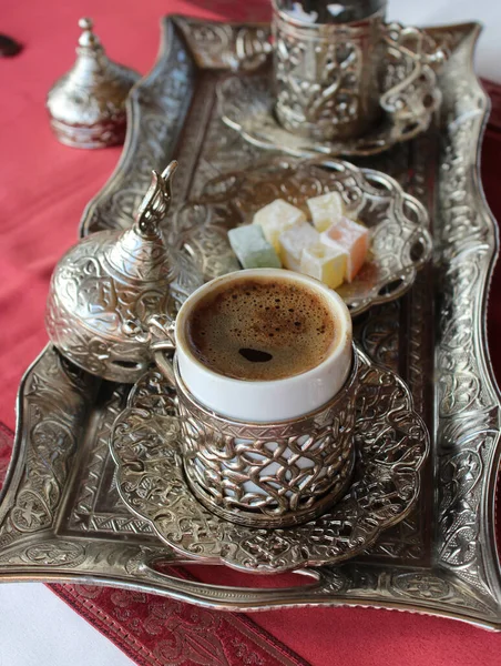 トルコの喜びと銀のトレイ上の白いカップと銀のカップホルダーのトルコのコーヒー — ストック写真