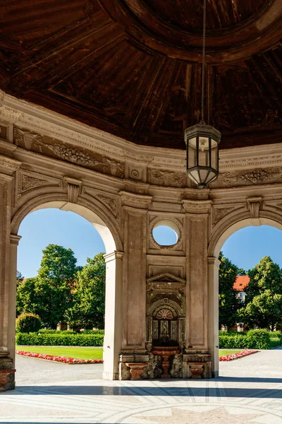 Historisches Kuppelgebäude Park Mit Angelegten Gärten Hintergrund — Stockfoto