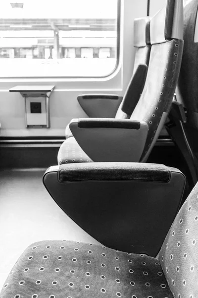 Imagem Escala Cinza Assentos Estofados Vazios Trem Conceito Viagem Ferroviária — Fotografia de Stock