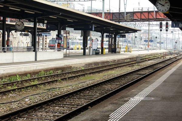 Piattaforma Sotto Copertura Vuota Una Stazione Ferroviaria Urbana Con Binari — Foto Stock