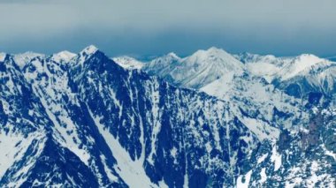 Dağların güzel manzarası.