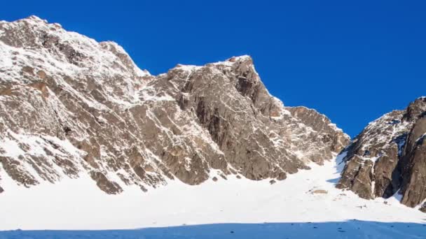 Bellissimo paesaggio di montagne. — Video Stock