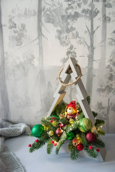 Geyikli Noel ağacı. Geometrik Noel ağacı şeklinde ahşap bir bokeh içinde kompozisyon.