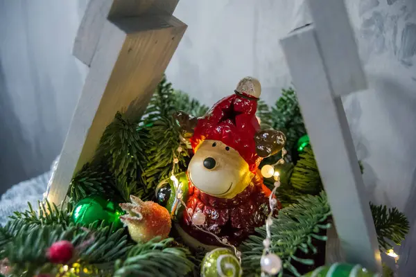 Geyikli Noel ağacı. Geometrik Noel ağacı şeklinde ahşap bir bokeh içinde kompozisyon.