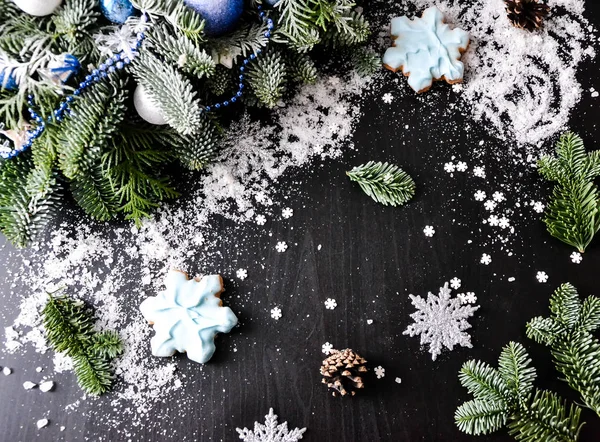 Noel ağacı manzarası, yeni yıl süslemeleri ve çiçekçilik..